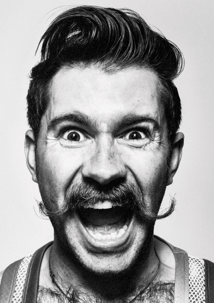 Image d'un homme avec une moustache